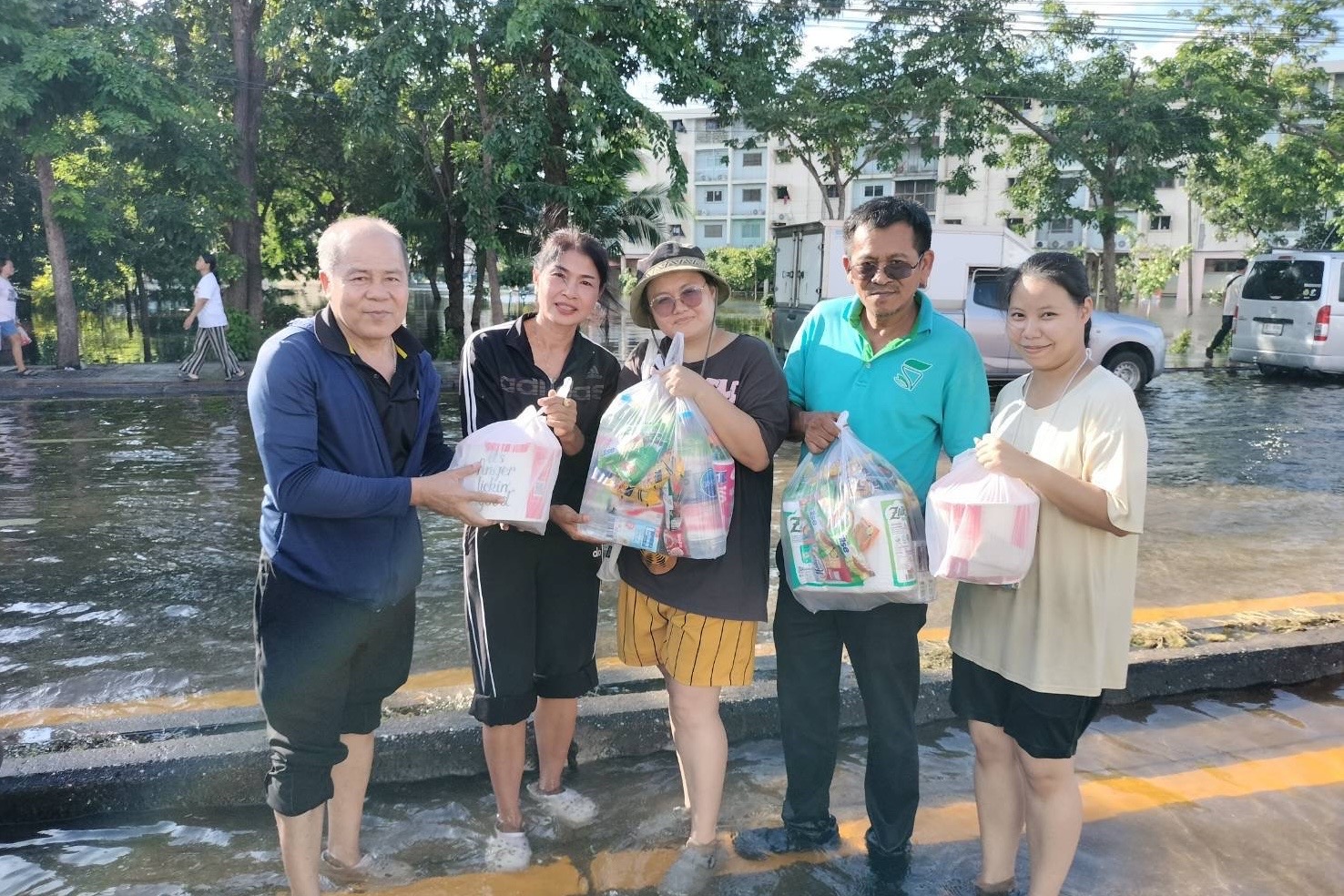 TK ร่วมส่งต่อความช่วยเหลือผู้ประสบภัยน้ำท่วม